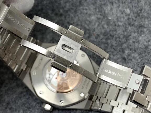 AUDEMARS PIGUET ROYAL OAK ICED BEZEL Watch - Image 4